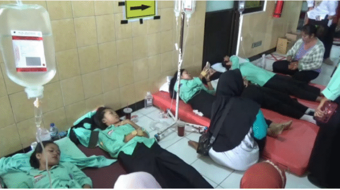 
					Sebanyak 35 siswa SMKN 1 Sine, Ngawi, Jatim, Rabu 1 Oktober,  diangkut ke puskesmas dan klinik, untuk mendapat perawatan setelah makan menu ayam rica MBG, 30 September 2025. Foto: swarajombang/bambang tjuk winarno