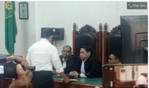 Bediri tegab mantan Kapolres Ngada, NTT, AKBP Fajar Widyadharma Lukman Sumaatmaja.tervonis dalam kasus perbuatan kekerasan seksual kepada anak di bawah umur, 6 tahun, 13 tahun dan 16 tahun. Hakim memvonis hukuman 19 tahun penjara, denda Rp 6 miliar serta membayar restitusi Rp 359 juta kepada korban. Putusan dilaksanakan di PN Kupang, Selasa 21 Oktober 2025. Foto: tribunnews.com
