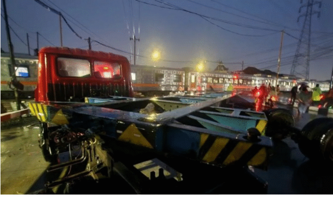 
					Sebuah trailer terjebab dalam kemacetan lalu lintas di di perlintasan Jalan Kaligawe Raya, Kecamatan Gayamsari, Kota Semarang pada Selasa, 21 Oktober 2025 sekitar pukul 16.37 WIB. Foto: joglojateng