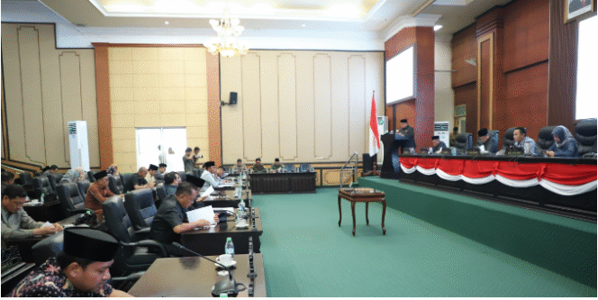 
					Bupati Jombang Wrasudi dan DPRD sepakat mengesahkan dua perda baru, masing-masing Perda Smart City dan Kerja Sama Anatar Daerah, Senin, 27 Oktober 2025. Foto: Jombangkab.go.id