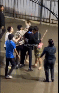 1Sekitar 110 TKI di Kamboja berusaha melarikan diri dari sebuah kamp perusahaan, didiga untuk penipuan daring di kota Bavet. Mereka diadang oleh sekuriti perusahaan, dan dibawa kembali masuk ke kamp. Foto: Instgaram@batanghelp