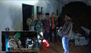 Petugas keamanan dan BPBD Bandung Barat melakukan pemeriksaan tanah longsor yang menimpa bangunan Pondok Pesantren Attohiriyah, Minggu 26 Oktober 2025 sore, menyebabkan satu santriwati meninggal dunia. Foto: Istimewa