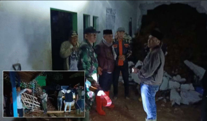 
					Petugas keamanan dan BPBD Bandung Barat melakukan pemeriksaan tanah longsor yang menimpa bangunan Pondok Pesantren Attohiriyah, Minggu 26 Oktober 2025 sore, menyebabkan satu santriwati meninggal dunia. Foto: Istimewa