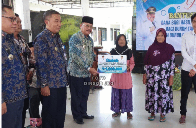 
					Asisten I Pemkab Jombng, Drs Purwanto MPP, mewakili bupati Jombang Warsubi menyerahkan secara simbolis bantuan langsung tunai (BLT) pembagian dana cukai rokok kepada 11. 504 warga di wilayah Jombn, di kantor kecamatan Plandaan,  Kamis 9 Oktobewr 2025. Foto: jombangkab.go.id/ dinsos pemkab jombang