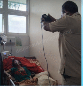 Petugas Besutan Dipendukcapil Jombang, memberikan pelayanan pelayanan perekaman KTP-Ep kepada seorang warganya yang sedang menjalani perawatan di sebuah rumah sakit di Kasembon, Malang. Mereka adalah tim BESUTAN ((Berikan Pelayanan Khusus Terpadu Administrasi Kependudukan). Foto: jombangkab.go.id