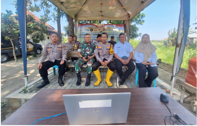 
					Pejabat Forkomca Jogoroto Jombang, melakukan video take Youtube.com, setelah menyelesaikan acara tanam jagung serentak, Rabu,8 Oktober 2025. Foto: jombangkabgo.id