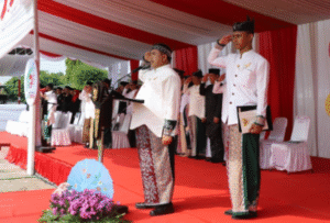 Bupati Jombang H Warsubi menjadi inspektur upacara (Irup) peringatan Hari Jadi ke-115 Pemkab Jombang, di lapangan upacara pemkab Jombang, Senin 20 Oktober 2021. Foto: diskominfo pemkab jombang