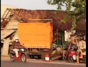 Sebuah tronton menyeruduk sebuah warung dan kios tambal ban di Mojokagung, Jombang, Jumat pagi, sekitar pukul 08.30 wib, ketika terjadi kecelakaan melawan sebuah truk pengangkut bata ringan. Dalam insiden ini tidak ada korban luka maupun meninggal dunia. Foto: Instgaram@suarasuarabayamedia