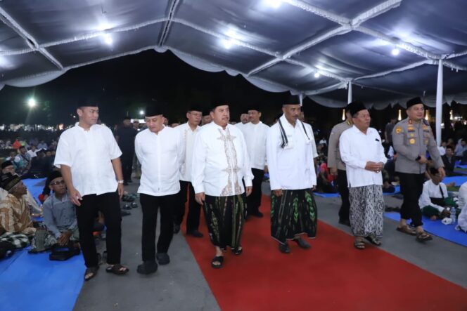 
					Bupati Jombang Warsubi bersama pemangku jabatan Forkopimda Jombang mengjadiri acara dioa bersama jamaah sholawat Wahidiyah Jatim serta hari hadi ke-115 Pemkab Jombang, Sabtu 11 Oktober 2025. Foto: jombangkab.go.id