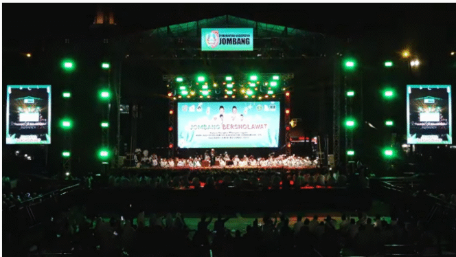 
					Ribuan umat padati aluhn-alun Jombang, mereka menghadiri acara Jombang Bersholawat, menghadirkan dua ulama besar KH. Abdurrohman Al Kautsar (Gus Kautsar) dari Ponpes Al Falah Ploso Kediri dan KH. Nur Hadi (Mbah Bolong) Pengasuh Ponpes Falahul Muhibbin, Rabu 22 Oktober 2025. Foto: jombangkab.go.id