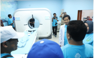Bupati Jombang Warsubi melakukan openinjauan fasilitas layanan baru yang diluncurkan oleh RSUD Jombang, meliputi fasilitas CT Scan, Edndo Vaskular, dan Stroke Centre, pada saat acara peringatan Hari jadi ke-71, Sabtu 25 Oktober 2025. Foto: jombangkab.go.id