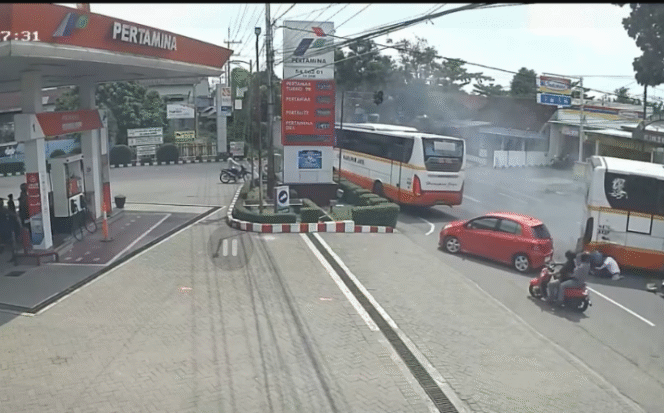 
					Dua perempuan asal Jombang dengan identitas bernama Faizatur Magfiroh (22) dan Zahrotun Masudah, tewas di lokasi kecelakaan di depan SPBU Rejotangan Tulungagung, Jumat 31 Oktober 2025.  Foto: Instagram@tulungagungmedia