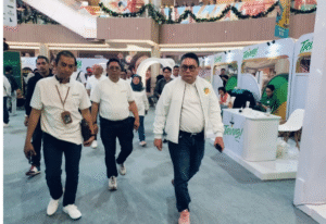 Direktur Teknologi Informasi dan Digital PT Pegadaian Indonesia, Yos Iman Jaya Dappu (berkacamata), langsung terju ke lokasi Festival Emas di 12 kota di Indonesia, bersamaan dengan peluncuran aplikasi Tring! dari PT Pegadaian, dilaksanakan selama tiga hari 24-25-26 Oktober 2025, mendapat sambutan dari warga masyarakat. Foto: PT Pegadaian
