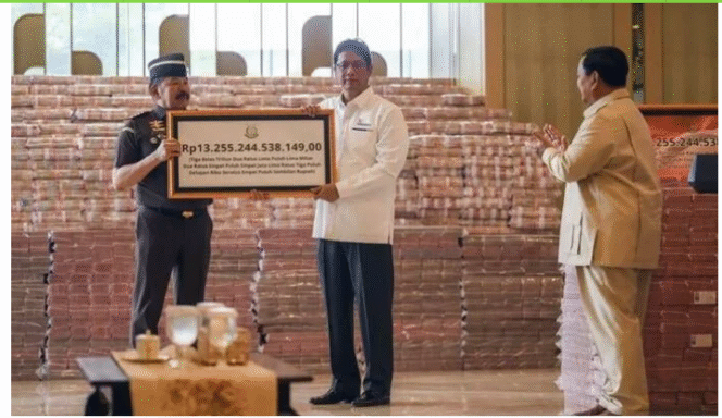 
					Jaksa Agung Republik Indonesia, ST Burhanuddin, menyerahkan uang pengganti kerugian negara sebesar Rp 13,255 triliun dari kasus tindak pidana korupsi pemberian fasilitas ekspor crude palm oil (CPO) dan turunannya kepada Menteri Keuangan Purbaya Yudhi Sadewa. Penyerahan ini dilakukan secara simbolis di Gedung Utama Kejaksaan Agung, Jakarta, pada Senin, 20 Oktober 2025, dan disaksikan langsung oleh Presiden Prabowo Subianto. Dari total Rp 13,255 triliun, uang tunai yang dipamerkan sebesar sekitar Rp 2,4 triliun karena keterbatasan tempat. Foto: ist