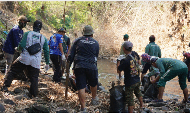 
					OPD Pemkab Jombang bersama karang taruan, warga, Komunitas APAR55, melaksanakan kegiatan bersih-bersih sungai di Kali Gunting, Mojotrisno, Jombang, Minggu, 5 Oktober 2025. Foto: jombanglkab.go.id