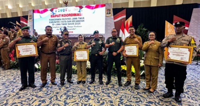 
					Wali Kota Mojokerto Ika Puspitasari menerima penghargaan sebagai Kepala Daerah Pembina Siskamling Terpadu Merah Putih Jogo Jawa Timur Terbaik V Tahun 2025.Dok.Humas