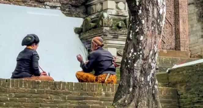 
					Pawang hujan mbak Rara bersama seorang abdi dalem sedang melakukan ritual di malam Raja-raja Imogiri Bantul. (Foto.ig@berandajogja) 