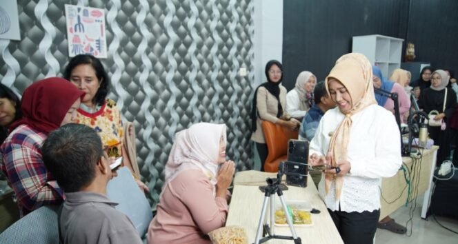 
					Wali Kota Mojokerto Ika Puspitasari terus mendorong agar UMKM lokal naik kelas. Foto: Dok.Humas