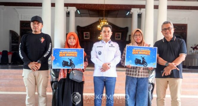 
					Bupati Mojokerto Serahkan Motor Untuk Pemenang acara Mlaku Bareng Bupati