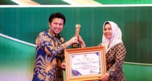 Penghargaan diterima oleh Wali Kota Mojokerto Ika Puspitasari dari Wakil Gubernur Jawa Timur, Emil Elestianto Dardak. Dok.Humas