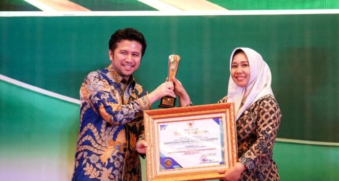 
					Penghargaan diterima oleh Wali Kota Mojokerto Ika Puspitasari dari Wakil Gubernur Jawa Timur, Emil Elestianto Dardak. Dok.Humas