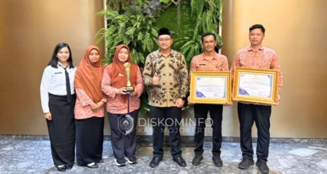 
					Dua inovasi unggulan daerah menerima penghargaan Anugerah INOTEK Award 2025 yang digelar di Grand Mercure Mirama Surabaya, Kamis (13/11/2025) pagi. Foto.Dok Diskominfo 