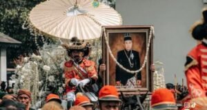 Suasana kirab upacara pemakaman SISKS Pakubuwono XIII. Foto: ig@keraton_solo 
