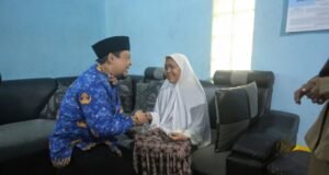 Wakil Wali Kota Mojokerto, Rachman Sidharta Arisandi, salurkan bantuan untuk lansia. Dok.Humas
