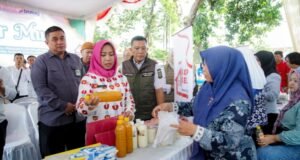 Wali Kota Mojokerto Ika Puspitasari meninjau pelaksanaan pasar murah di Halaman Kantor Kecamatan Prajuritkulon, Rabu (19/11/2025). Dok.Humas
