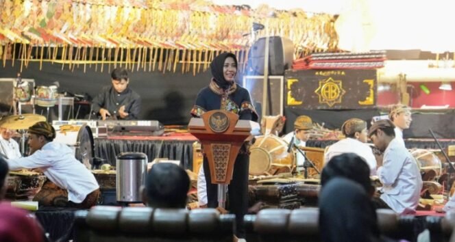 
					Wali Kota Mojokerto, Ika Puspitasari membuka kegiatan Mojo Fest 2025 yang berlangsung di Taman Bahari Mojopahit (TBM), Kamis (20/11/2025) malam. Dok.Humas