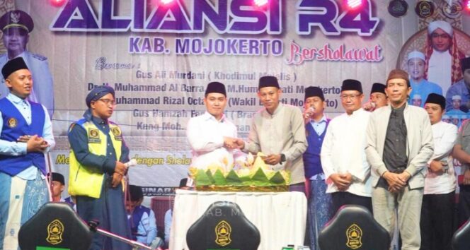 
					Bupati Mojokerto, Muhammad Albarraa, memberikan apresiasi kepada keluarga besar R4. Dok.Humas