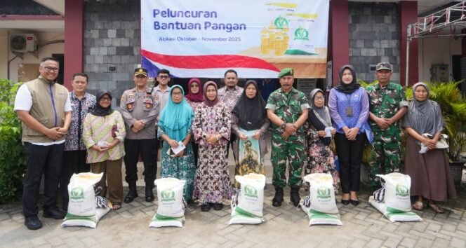 
					Wali Kota Mojokerto Ika Puspitasari meninjau penyaluran bantuan pangan beras dan minyak goreng dari Bapanas bagi keluarga kurang mampu, di Kantor Kelurahan Kedundung, Jumat (21/11/2025). Dok.Humas