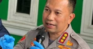 Kapolrestabes Medan, Kombes Jean Calvijn Simanjuntak (kanan) ungkap bahwa terduga pelaku kasus pembakaran rumah hakim PN Medan adalah mantan sopir sendiri. (Instagram/polrestabes.medan)