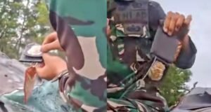 Tangkapan layar video amatir temuan lencana Polri dalam mobil kecelakaan yang membawa sejumlah tas berisi ekstasi. (TikTok/CNR_24)