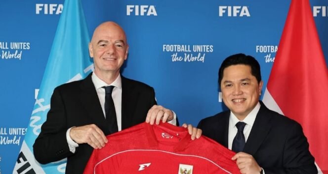 
					Ketum PSSI, Erick Thohir (kanan) menyampaikan apresiasi atas keputusan FIFA yang telah menunjuk Indonesia sebagai salah satu tuan rumah FIFA Series 2026. (Instagram/erickthohir)