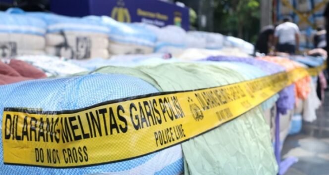 
					Menyoroti fakta terkini terkait kasus penyelundupan baju bekas impor ilegal ke Tanah Air. (Dok. Polda Metro Jaya)