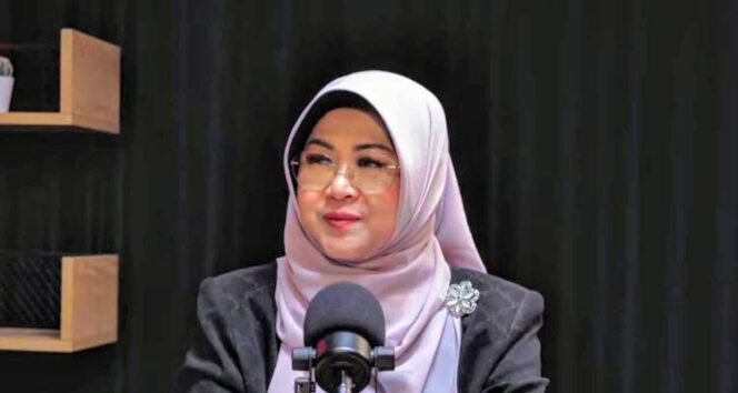 
					Dokter Tifa ceritakan proses pemeriksaan terkait ijazah Jokowi. (YouTube/Bambang Widjojanto)