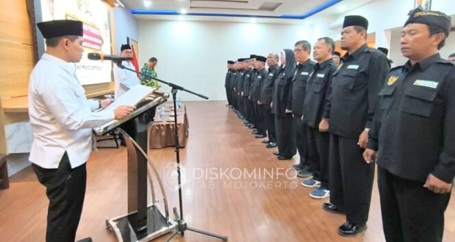 
					Bupati Mojokerto, Muhammad Albarra, mengukuhkan pengurus Forum Kerukunan Umat Beragama (FKUB). Dok.Diskominfo