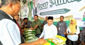Bupati Mojokerto, Muhammad Albarra, kunjungi Pasar murah di Mojoanyar. Dok.Diskominfo