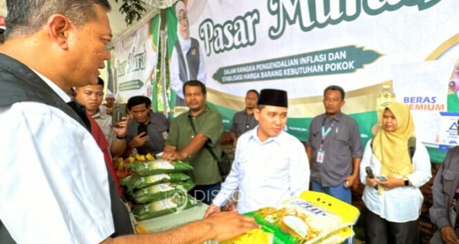 
					Bupati Mojokerto, Muhammad Albarra, kunjungi Pasar murah di Mojoanyar. Dok.Diskominfo