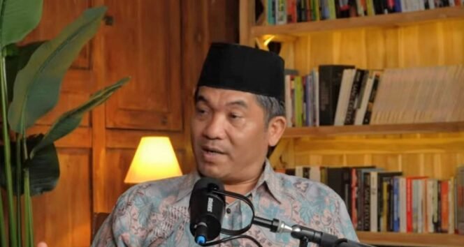 
					Pengamat politik, Ray Rangkuti ikut komentari pembentukan reformasi internal Polri. (YouTube/Politika ID)