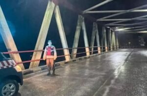 Personel Polres Malang siagakan di wilayah perbatasan setelah penutupan jalur Ampelgading-Lumajang akibat meletusnya Gunung Semeru, Rabu (19/11/2025). (Polres Malang)