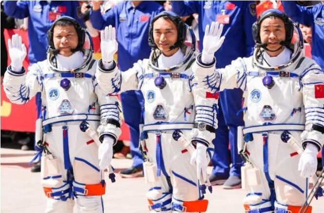 
					Astronot yang belum bisa pulang