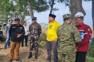 Bupati Situbondo, Yusuf Rio Wahyu Prayogo saat meninjau progres pembangunan Bandara KHR As'ad Syamsul Arifin di kawasan Pantai Banongan, Desa Wringin, Kecamatan Asembagus, Situbondo. Rabu (26/11/2025) (Foto Diana Dinar).