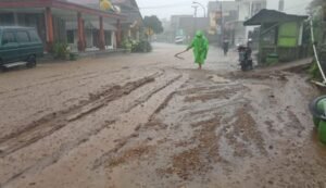 Banjir bandang menerjang Kota Batu di Jawa Timur, setelah hujan dengan intesitas tinggi mengguyur wilayah hulu Daerah Aliran Sungai (DAS) Brantas yang berada di lereng Gunung Arjuno, Kamis (4/11), pada pukul 14.00 WIB. (BPBD Kota Batu)