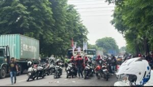 Kemacetan di Bundaran Waru imbas demo buruh Foto: Aprilia Devi/detikJatim