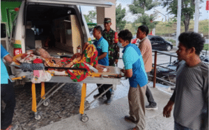 Plt Camat Plandaan, Jombang, Khoirul Huda, S.Sos bersama pejabat kecamatan melakukan evakuasi seorang warga Jipurapah, lokasi terpencil ke RS Ploso, agar mendapatkan perawatan medis lebih baik, Jumat 31 Oktober 2025. Foto: jombangkab.go.id