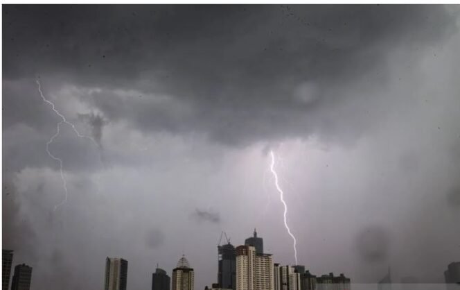 
					Hujan petir patut diwaspadai