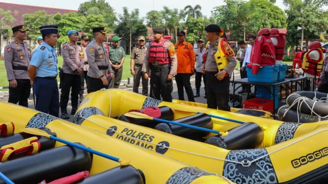
					Kapolres tengah memeriksa kesiapan personel beserta peralatannya dalam mengantisipasi dan penanganan bencana