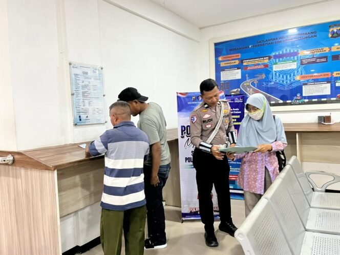 
					Salah satu petugas tengah membantu masyarakat yang tengah membutuhkan pelayanan